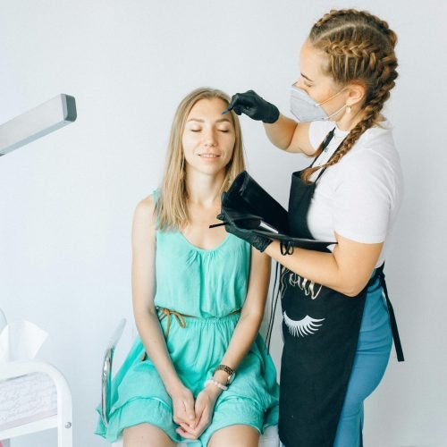 When to Bring a Makeup Artist to a Photoshoot?